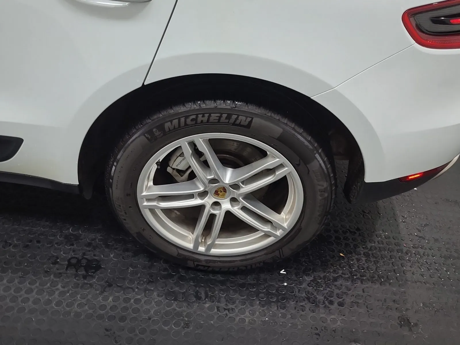 Left Rear Wheel/Tire Photo