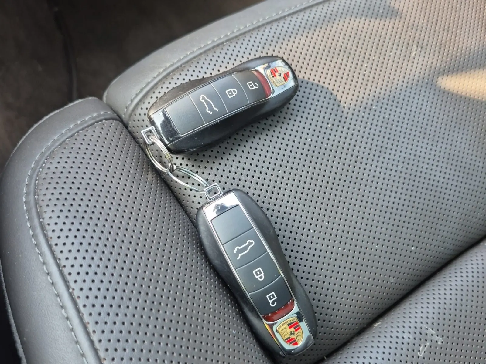 Keys/Fobs/Manual Photo