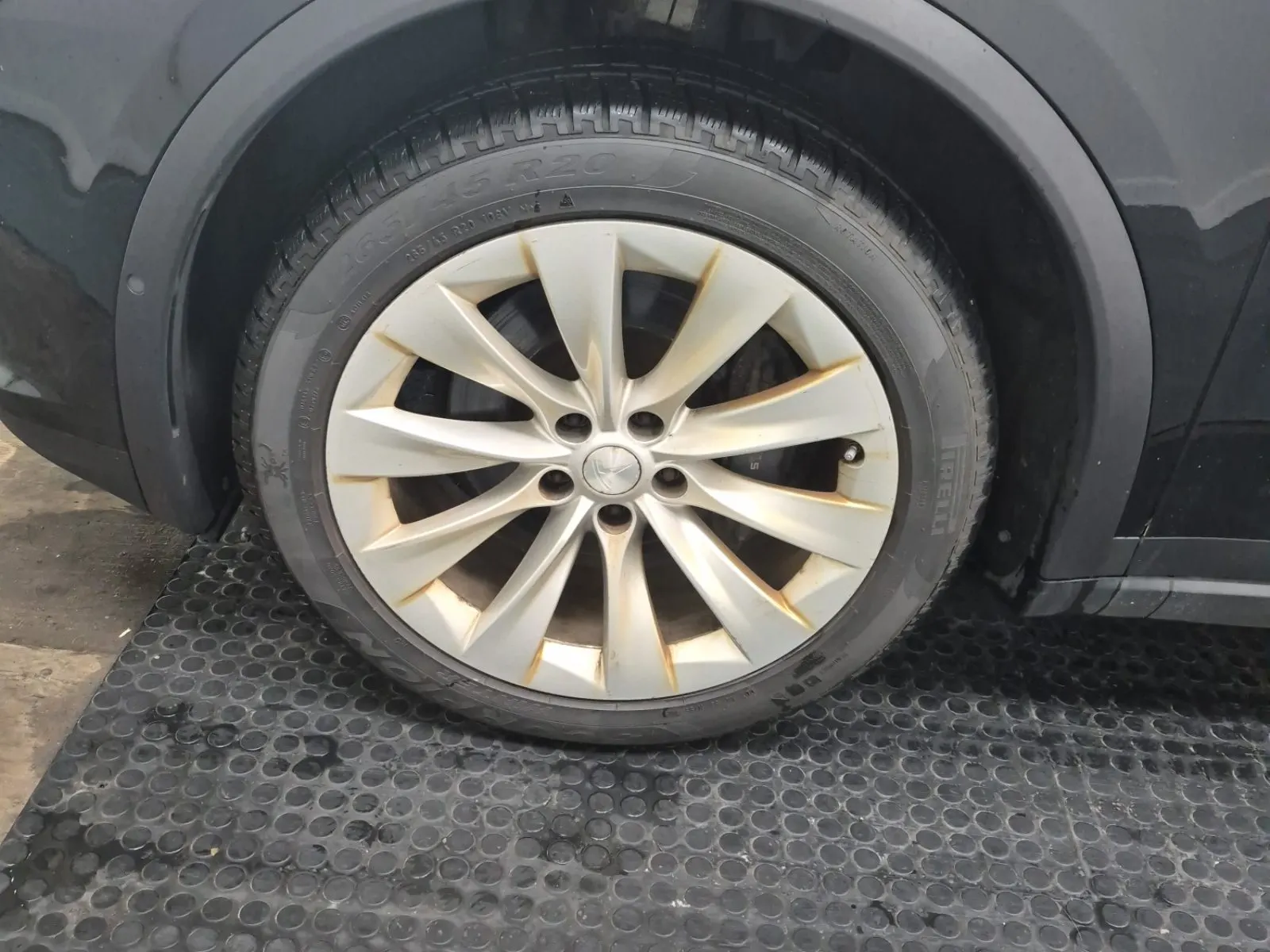 Front driver wheel/tire photo