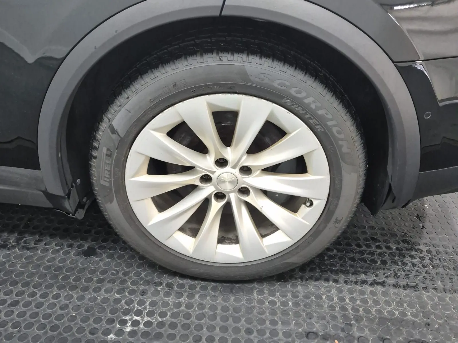 Left Rear Wheel/Tire Photo