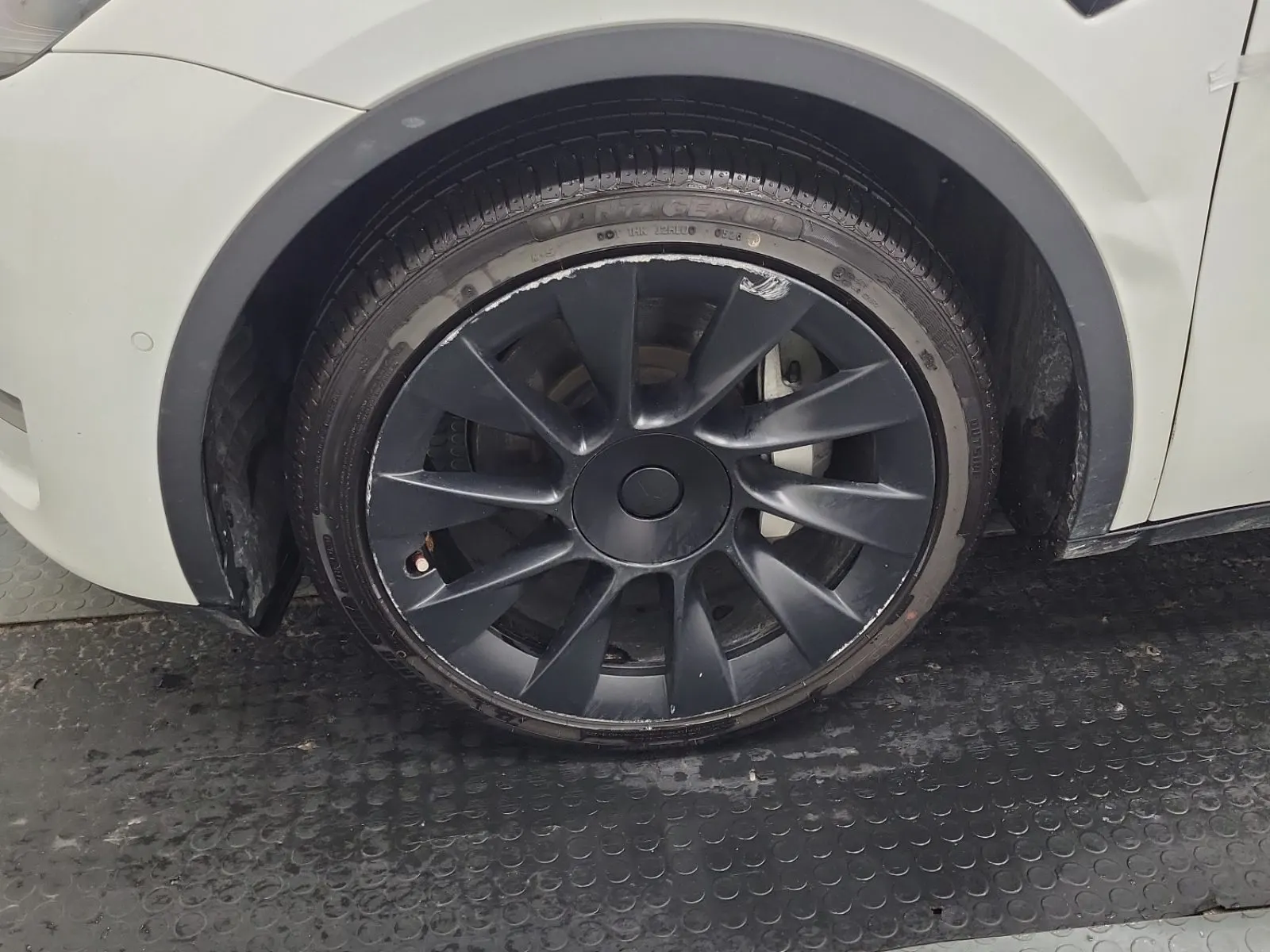 Front driver wheel/tire photo