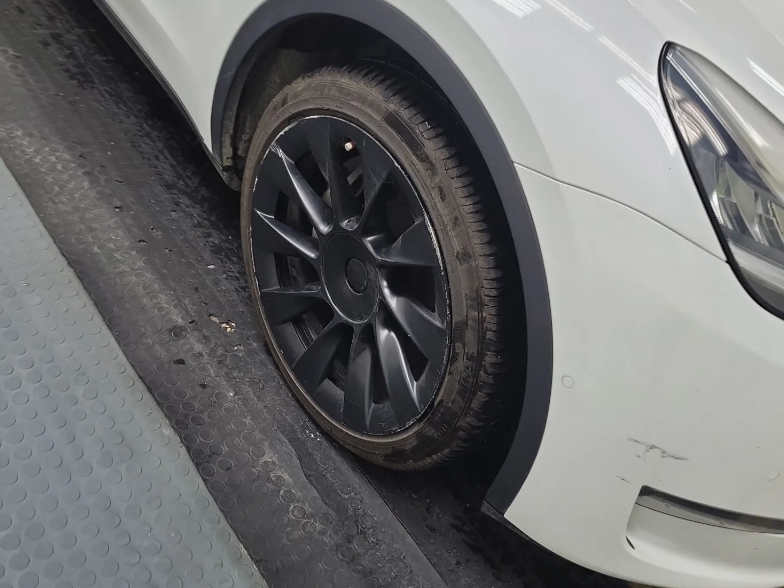Right Front Wheel/Tire Photo