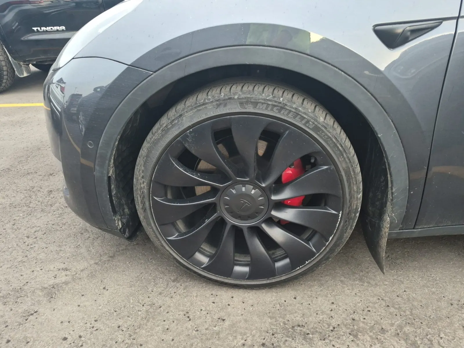 Front driver wheel/tire photo