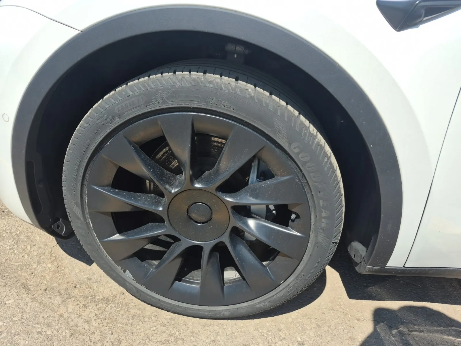 Front driver wheel/tire photo