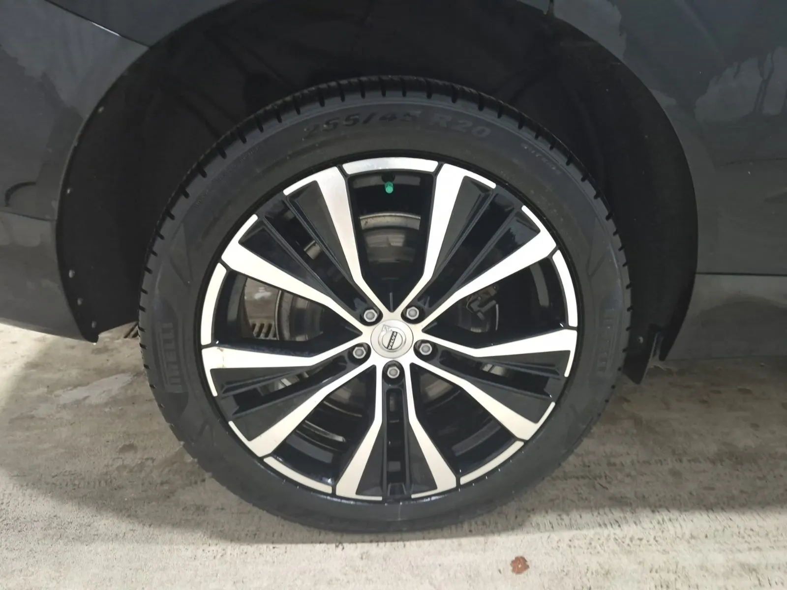 Right Rear Wheel/Tire Photo