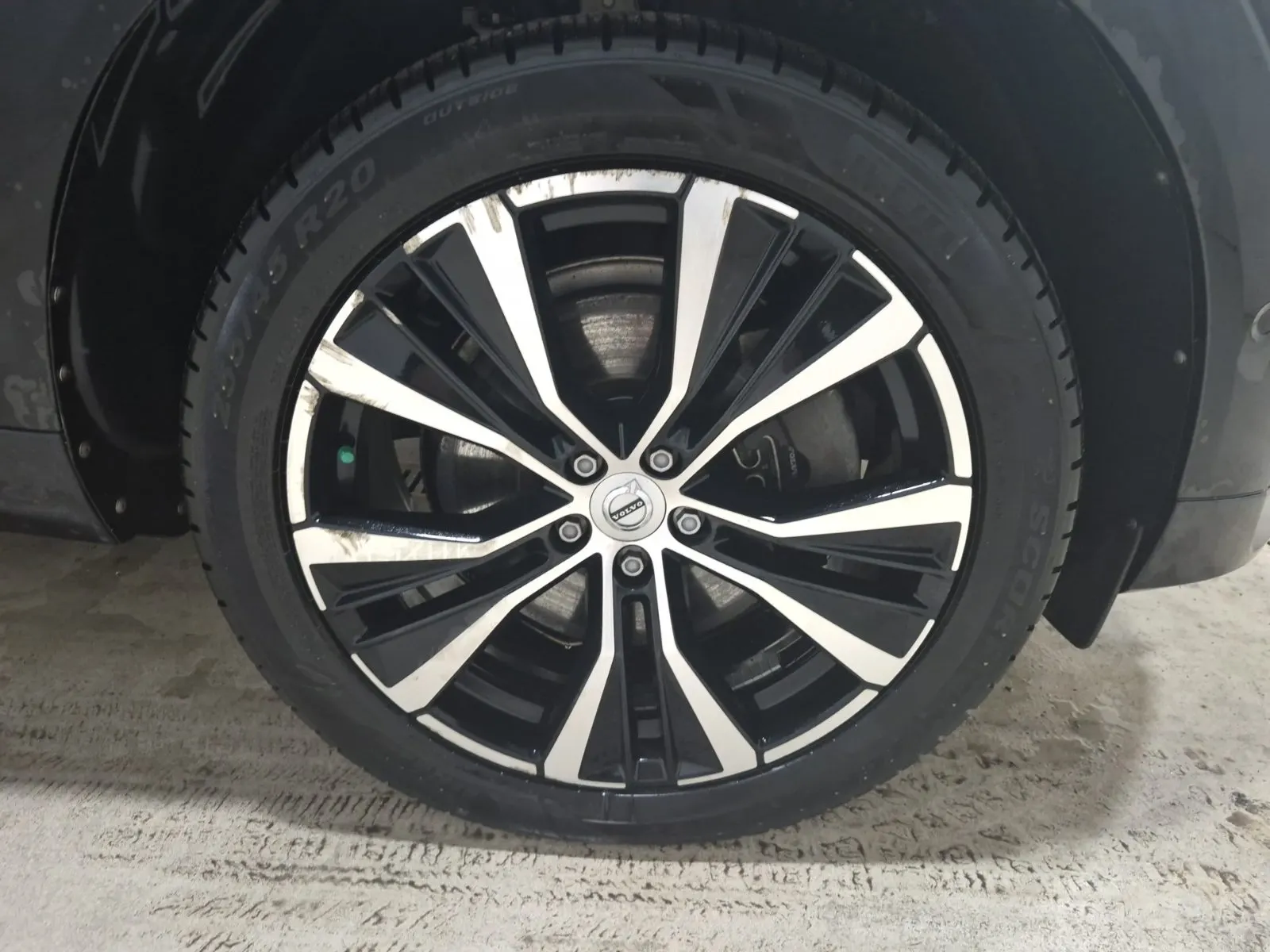 Right Front Wheel/Tire Photo