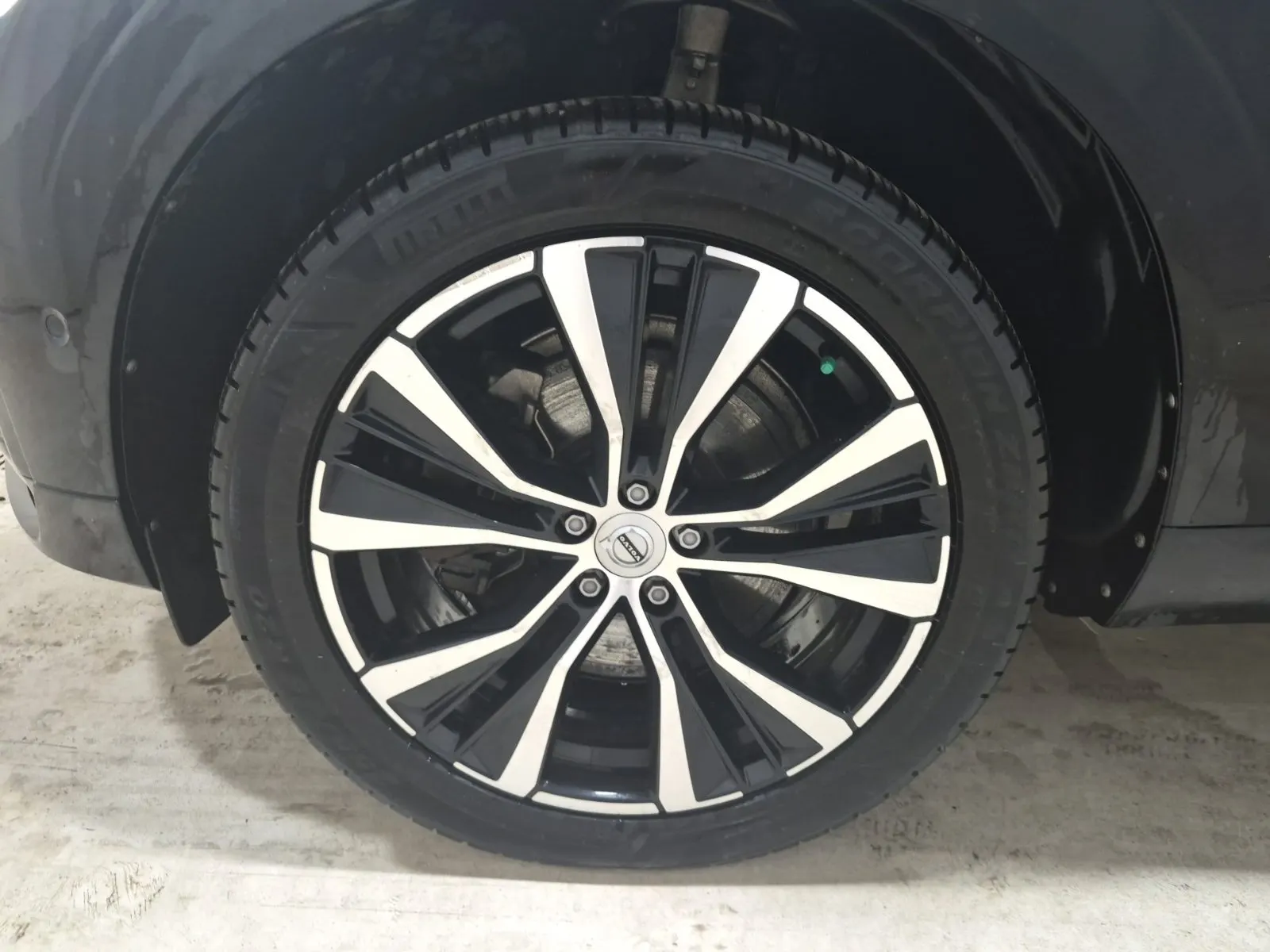Front driver wheel/tire photo