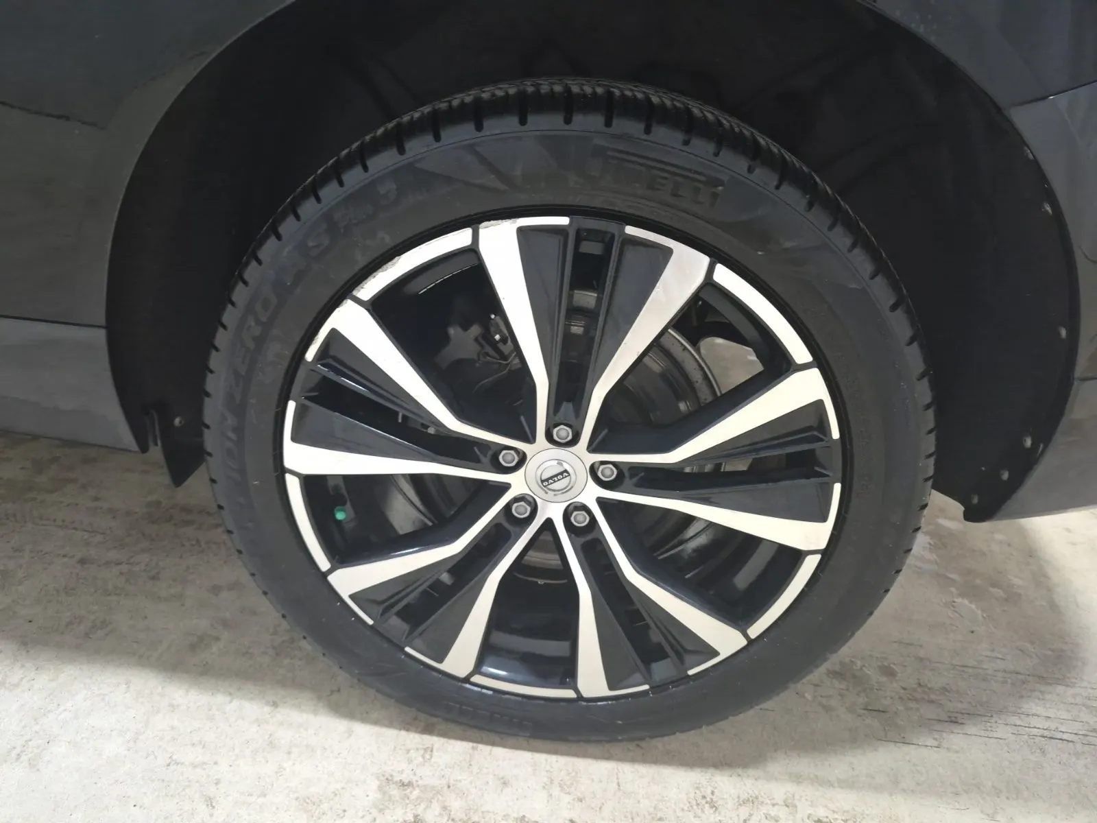 Left Rear Wheel/Tire Photo