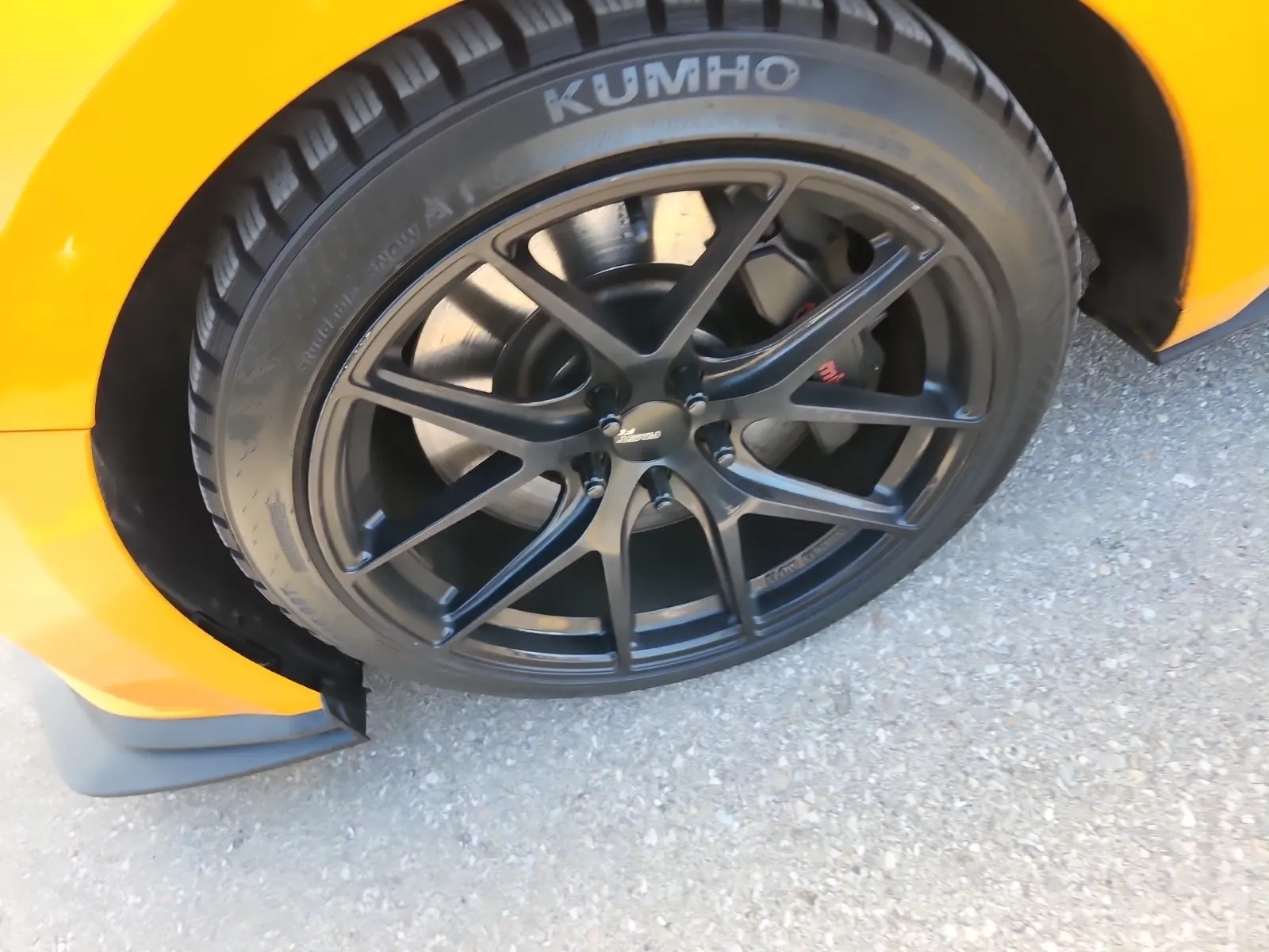 Front driver wheel/tire photo