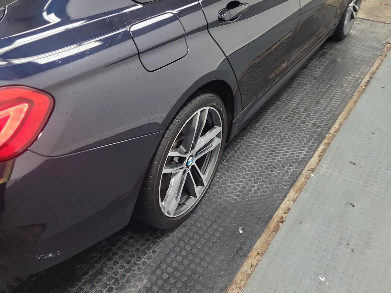 Right Rear Wheel/Tire Photo