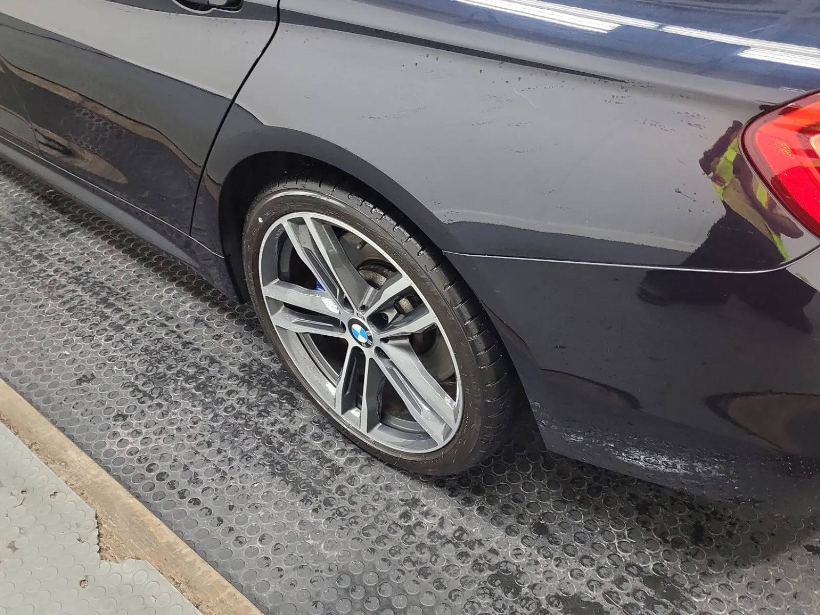Left Rear Wheel/Tire Photo