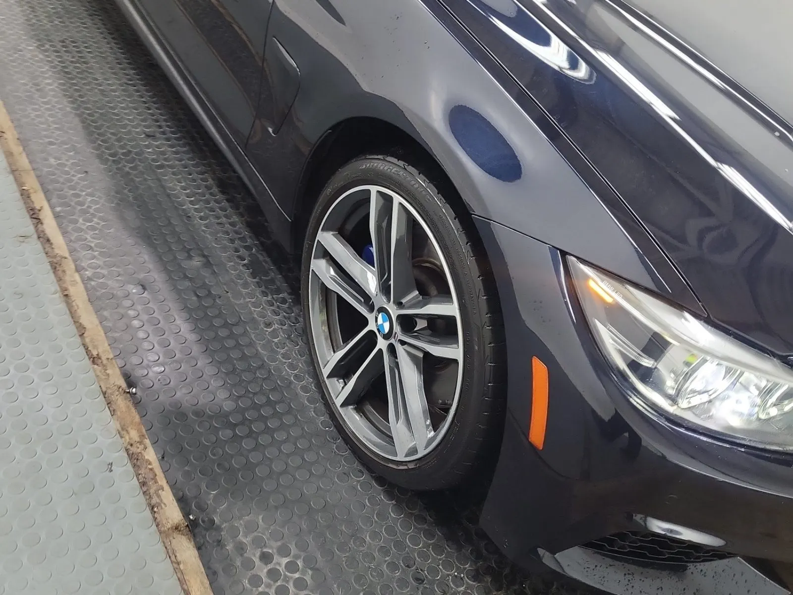 Right Front Wheel/Tire Photo