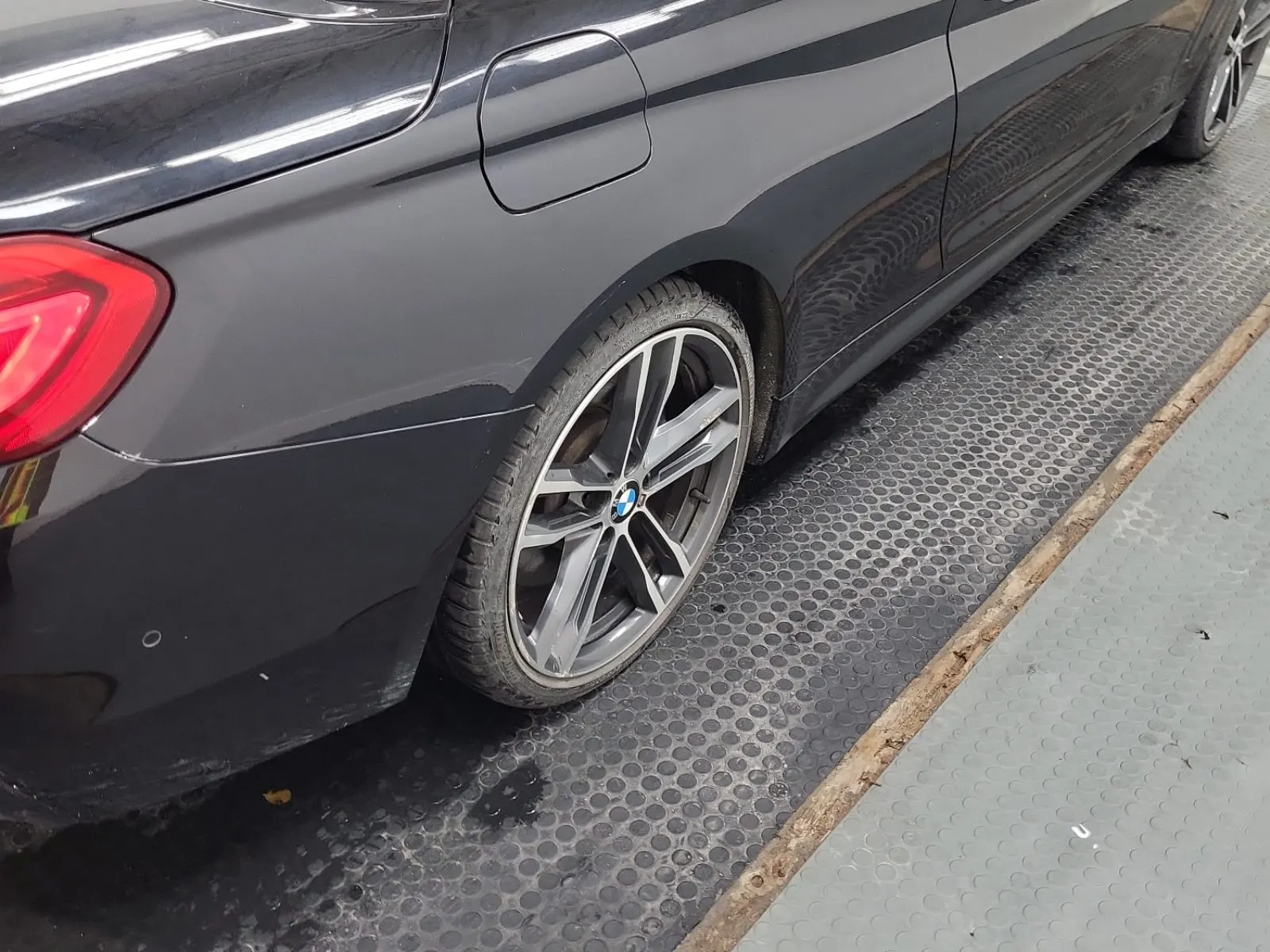 Right Rear Wheel/Tire Photo