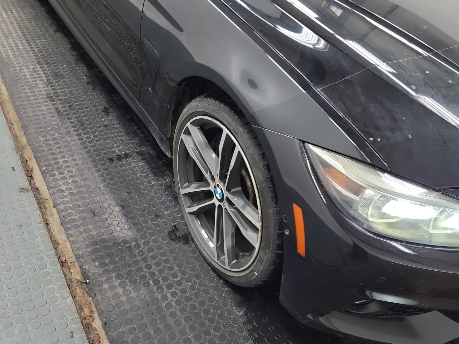 Right Front Wheel/Tire Photo
