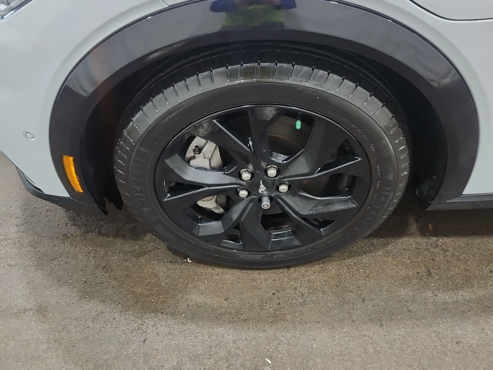 Front driver wheel/tire photo