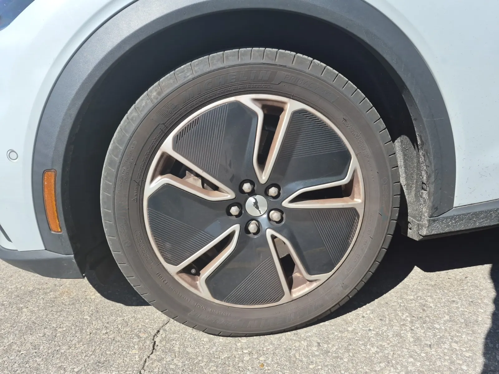 Front driver wheel/tire photo