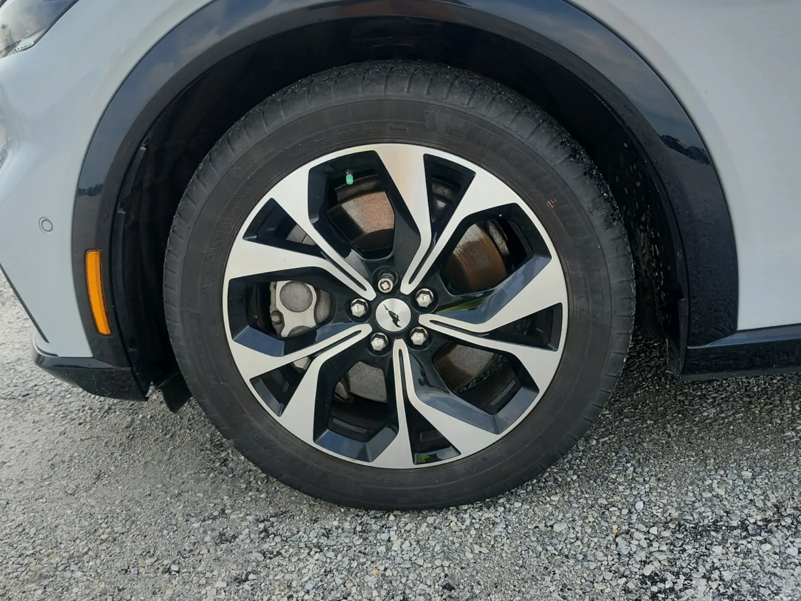 Front driver wheel/tire photo