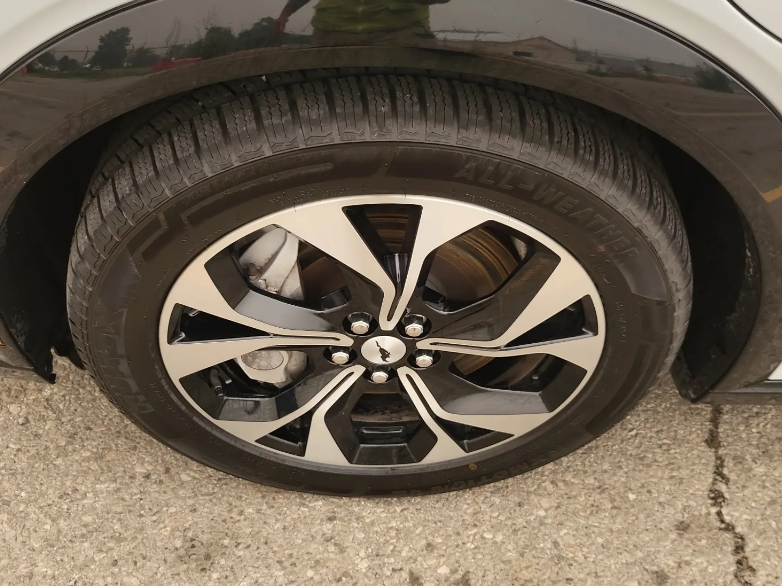 Front driver wheel/tire photo