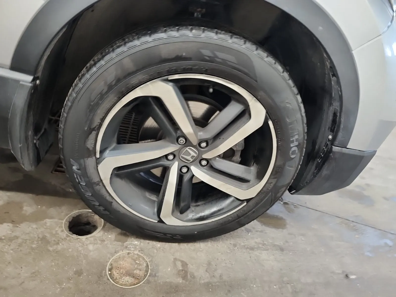 Right Front Wheel/Tire Photo