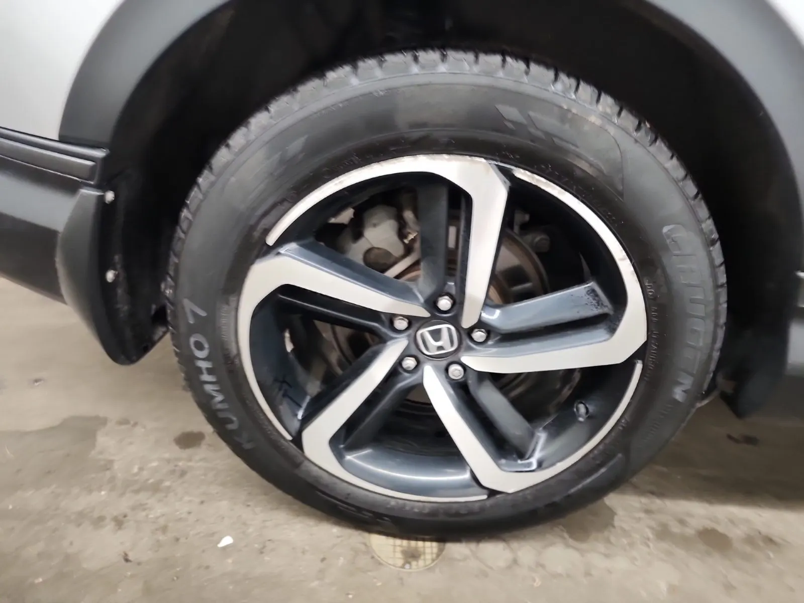 Right Rear Wheel/Tire Photo