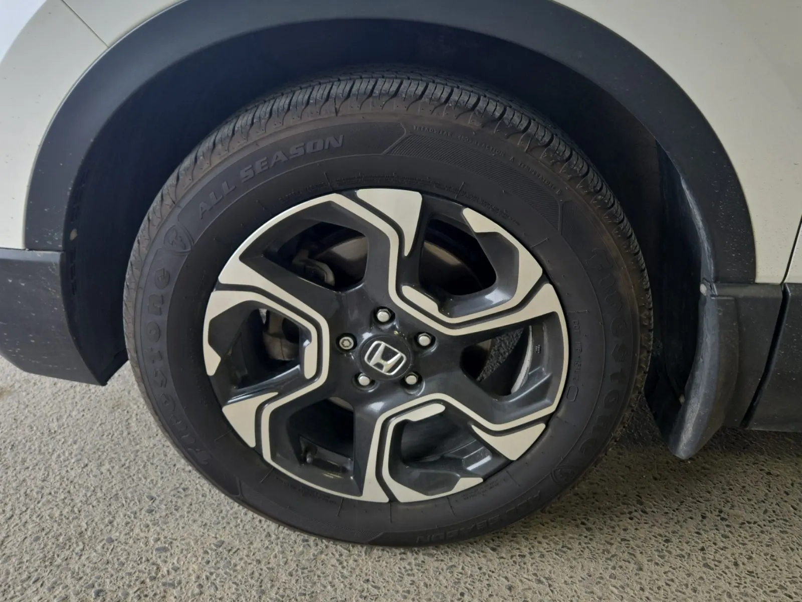 Front driver wheel/tire photo