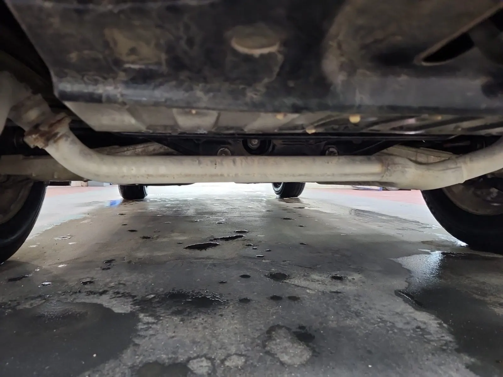 Undercarriage - Rear Photo