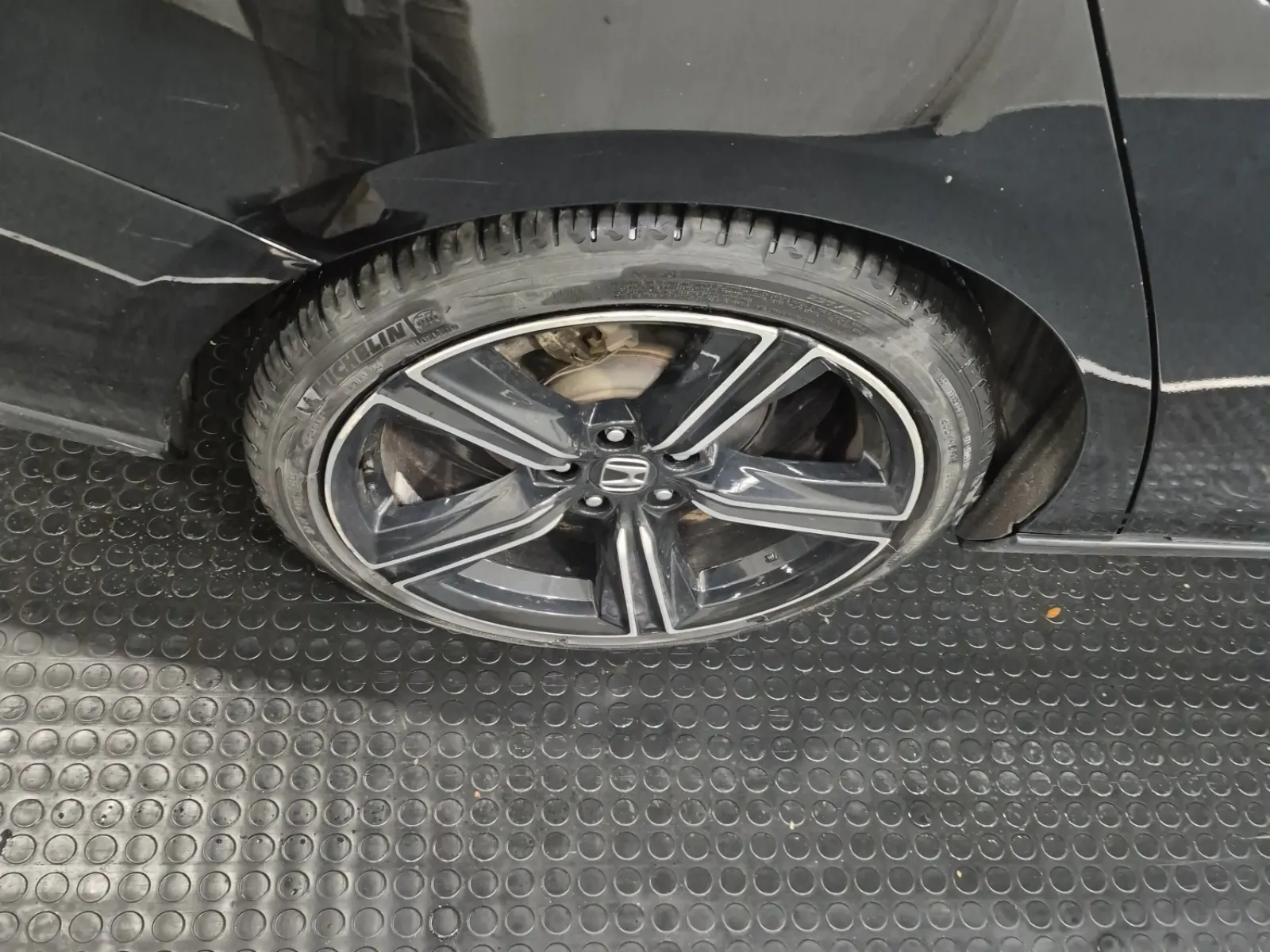 Right Rear Wheel/Tire Photo