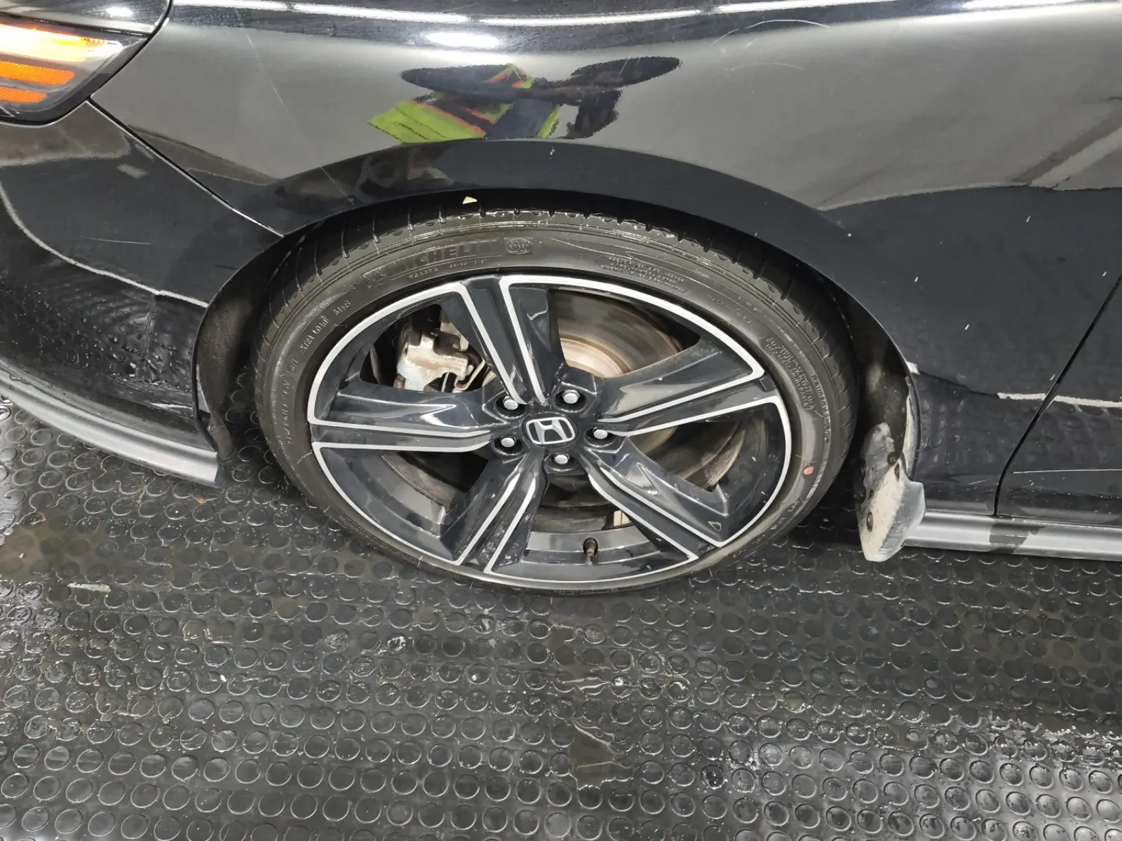Front driver wheel/tire photo