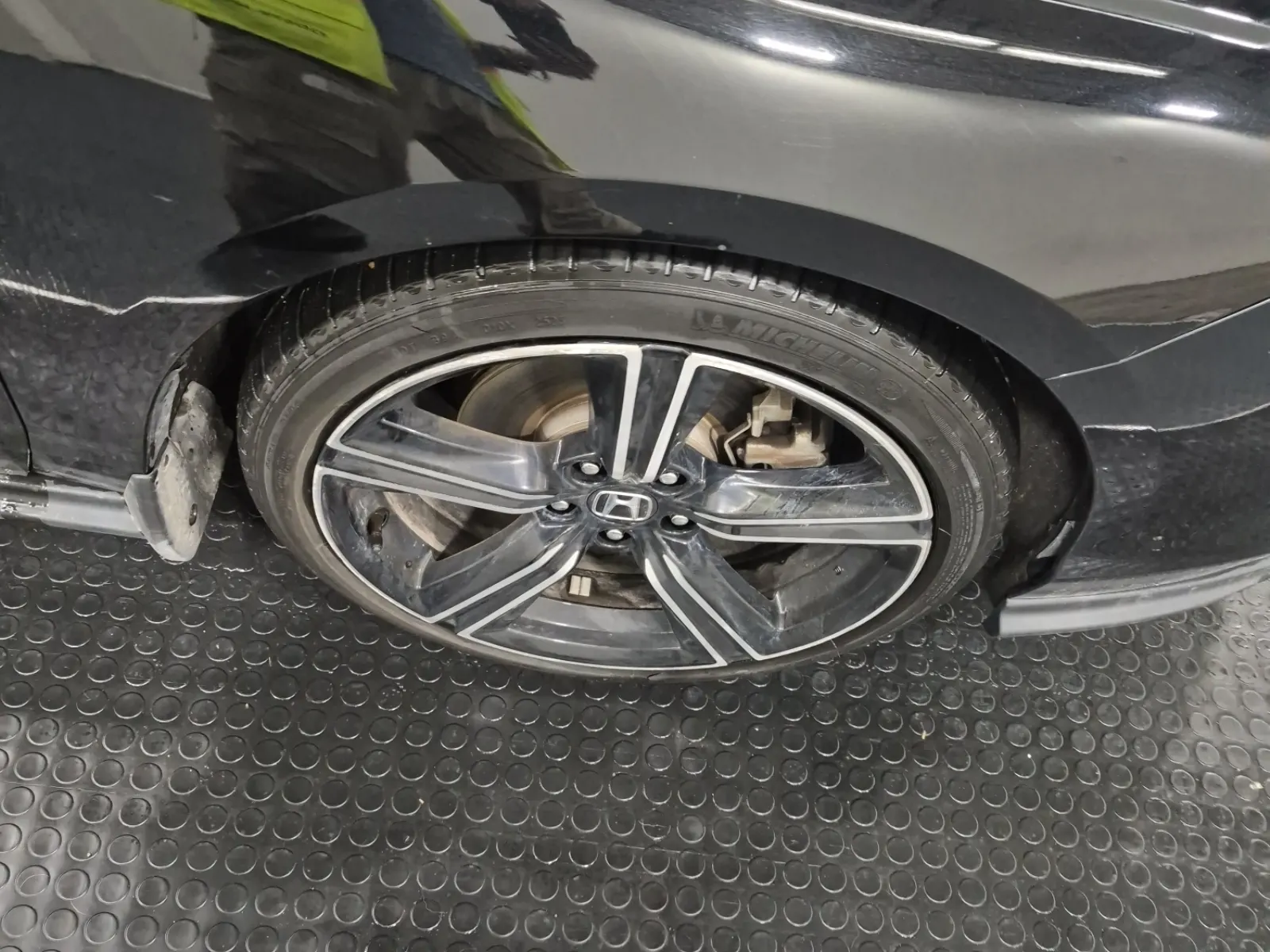 Right Front Wheel/Tire Photo