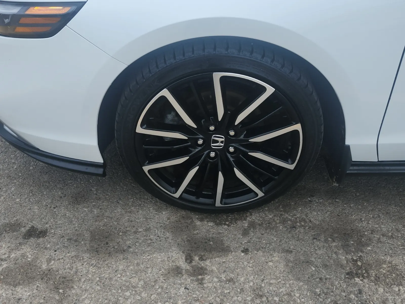 Front driver wheel/tire photo