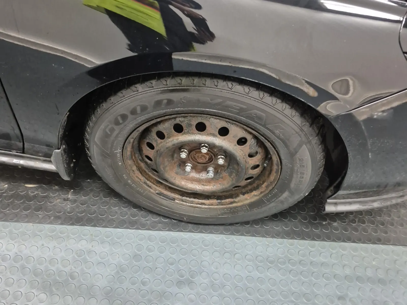 Right Front Wheel/Tire Photo