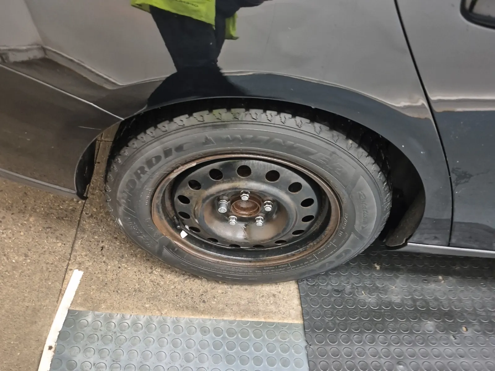 Right Rear Wheel/Tire Photo