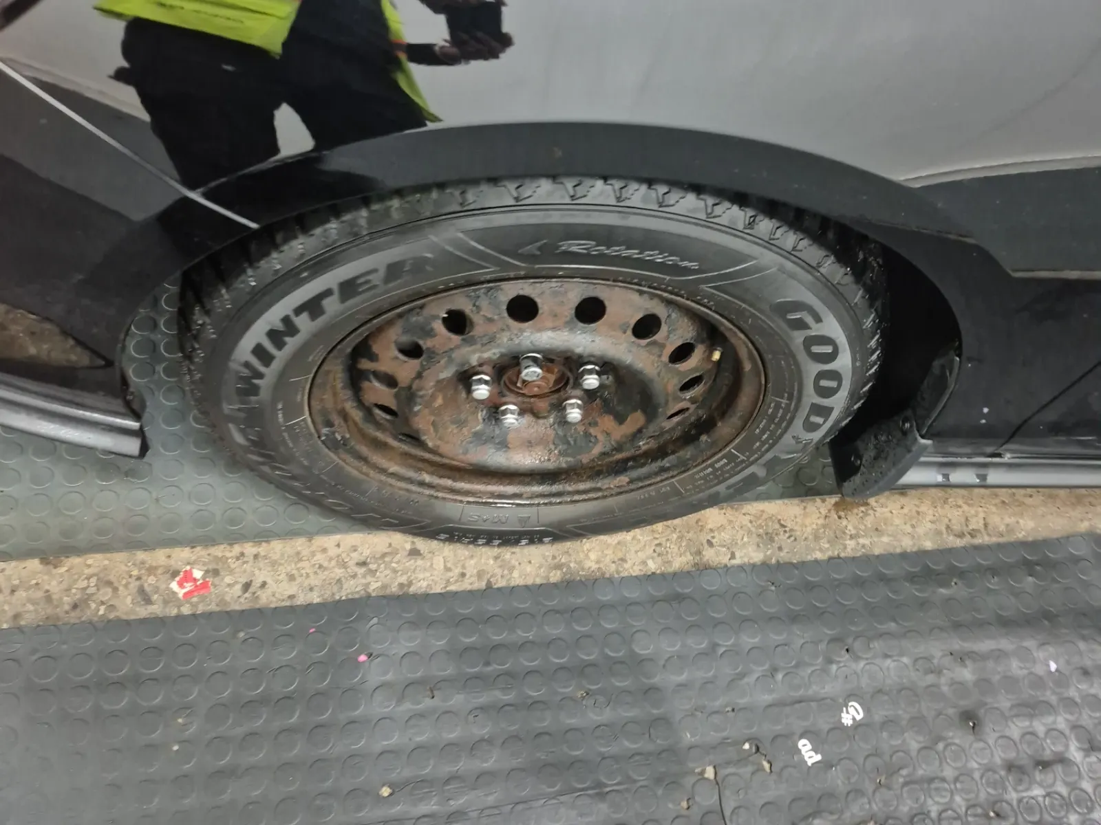 Front driver wheel/tire photo