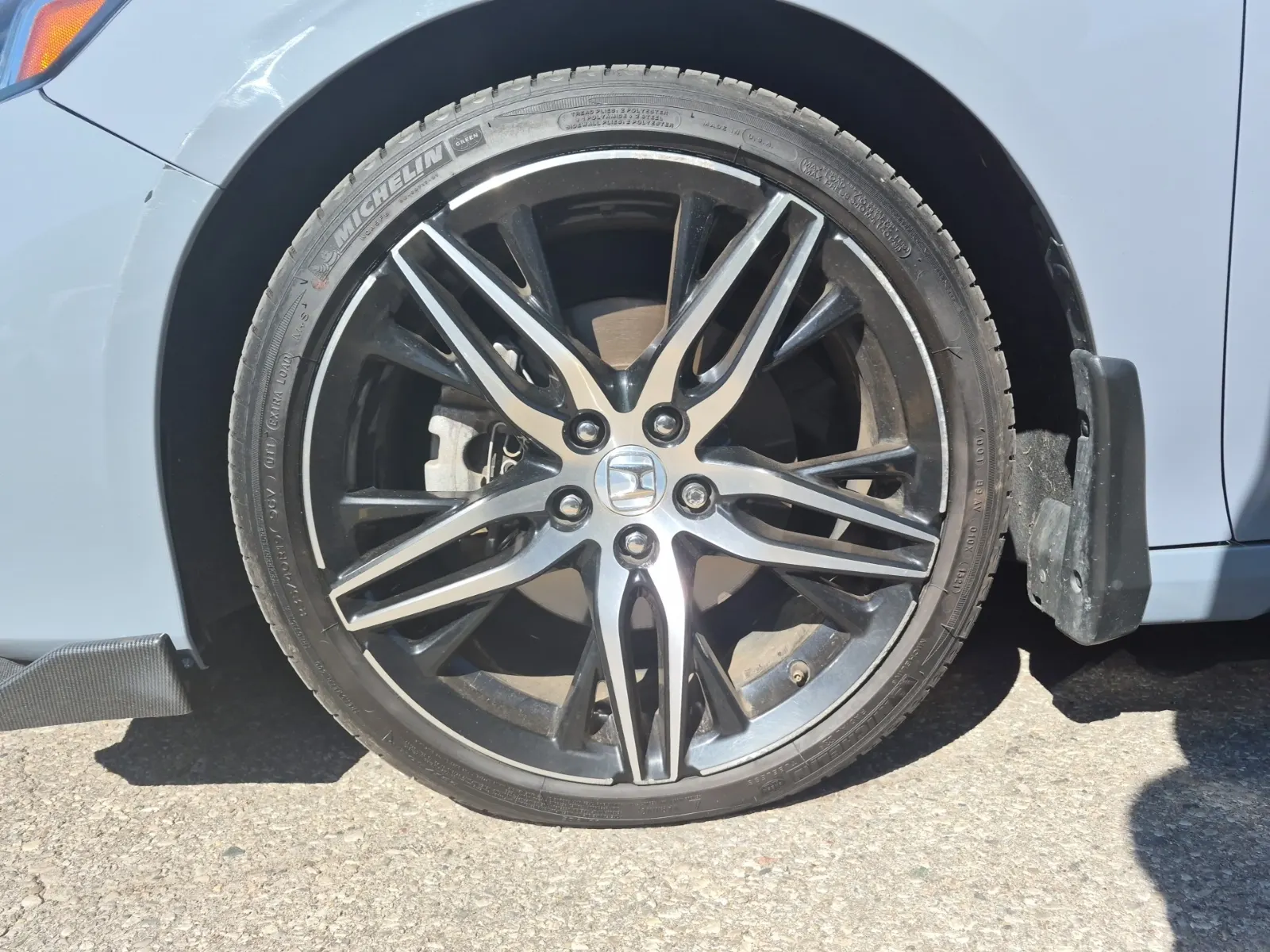Front driver wheel/tire photo