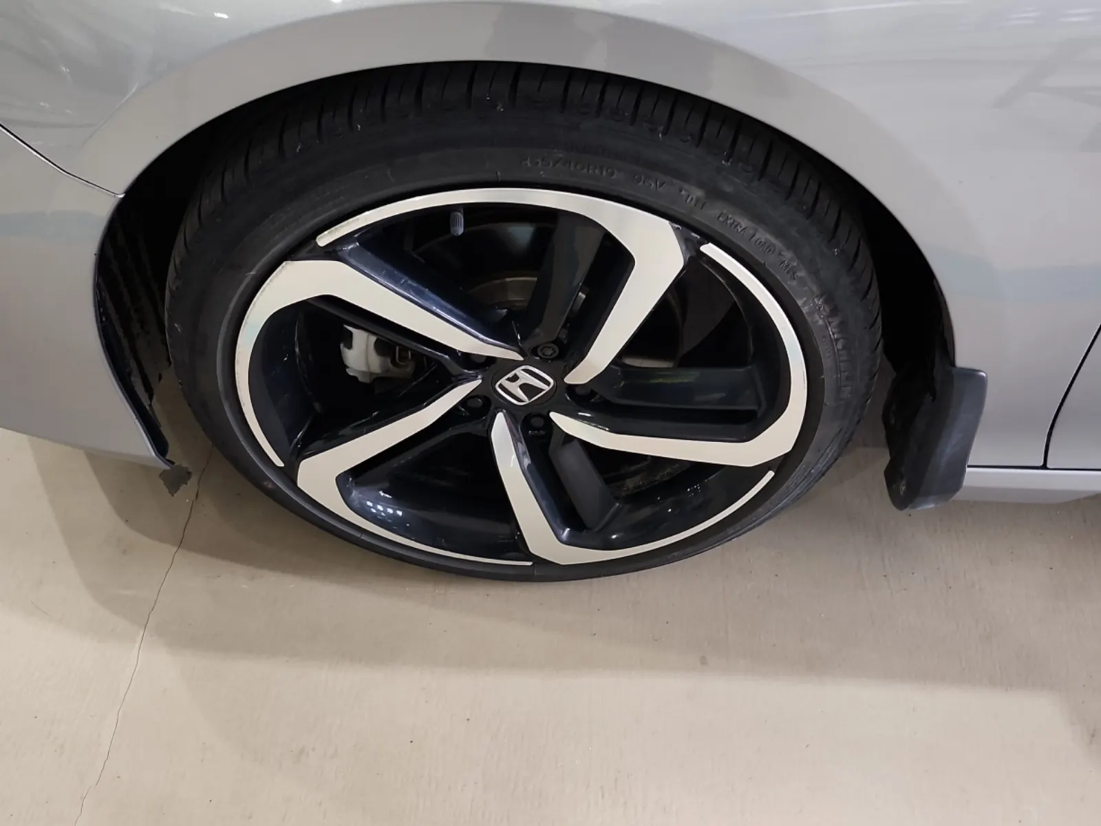 Front driver wheel/tire photo