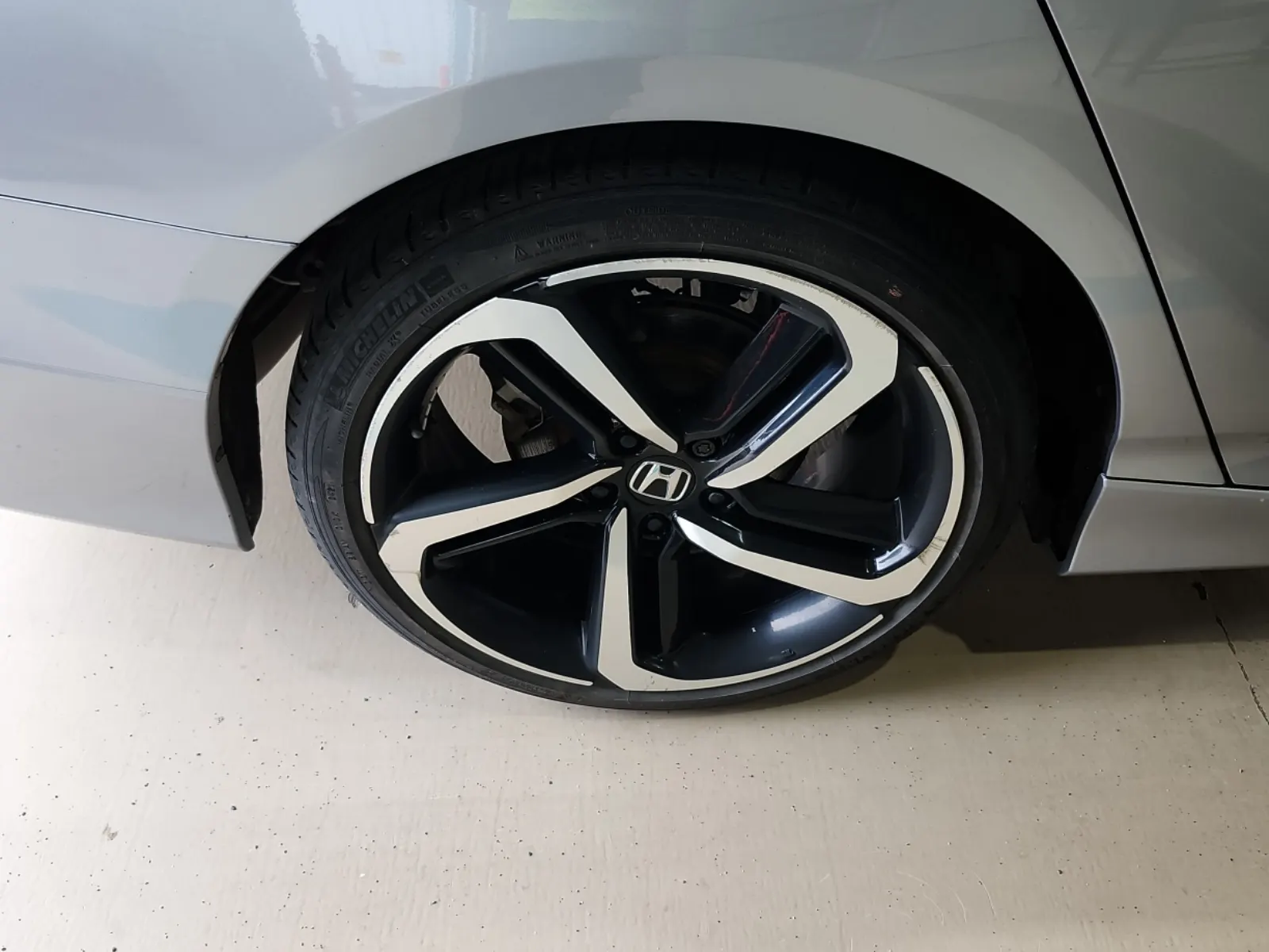 Right Rear Wheel/Tire Photo