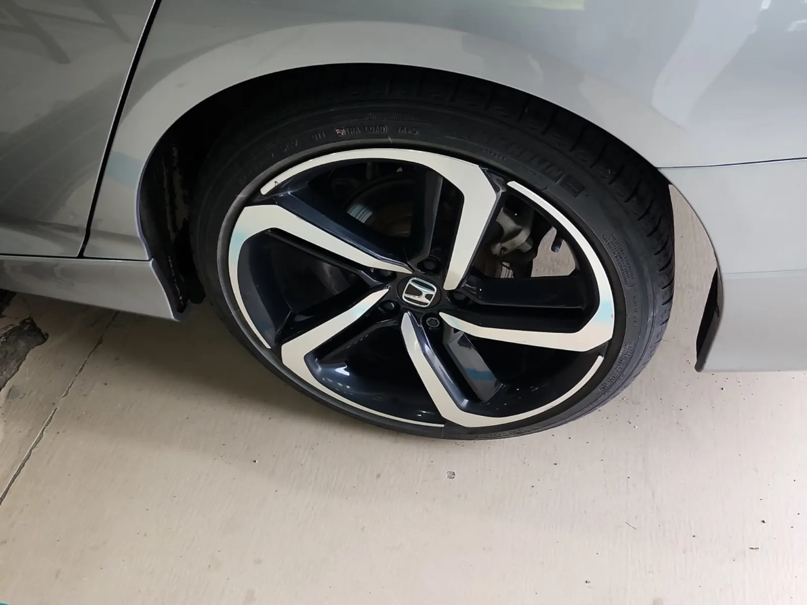 Left Rear Wheel/Tire Photo