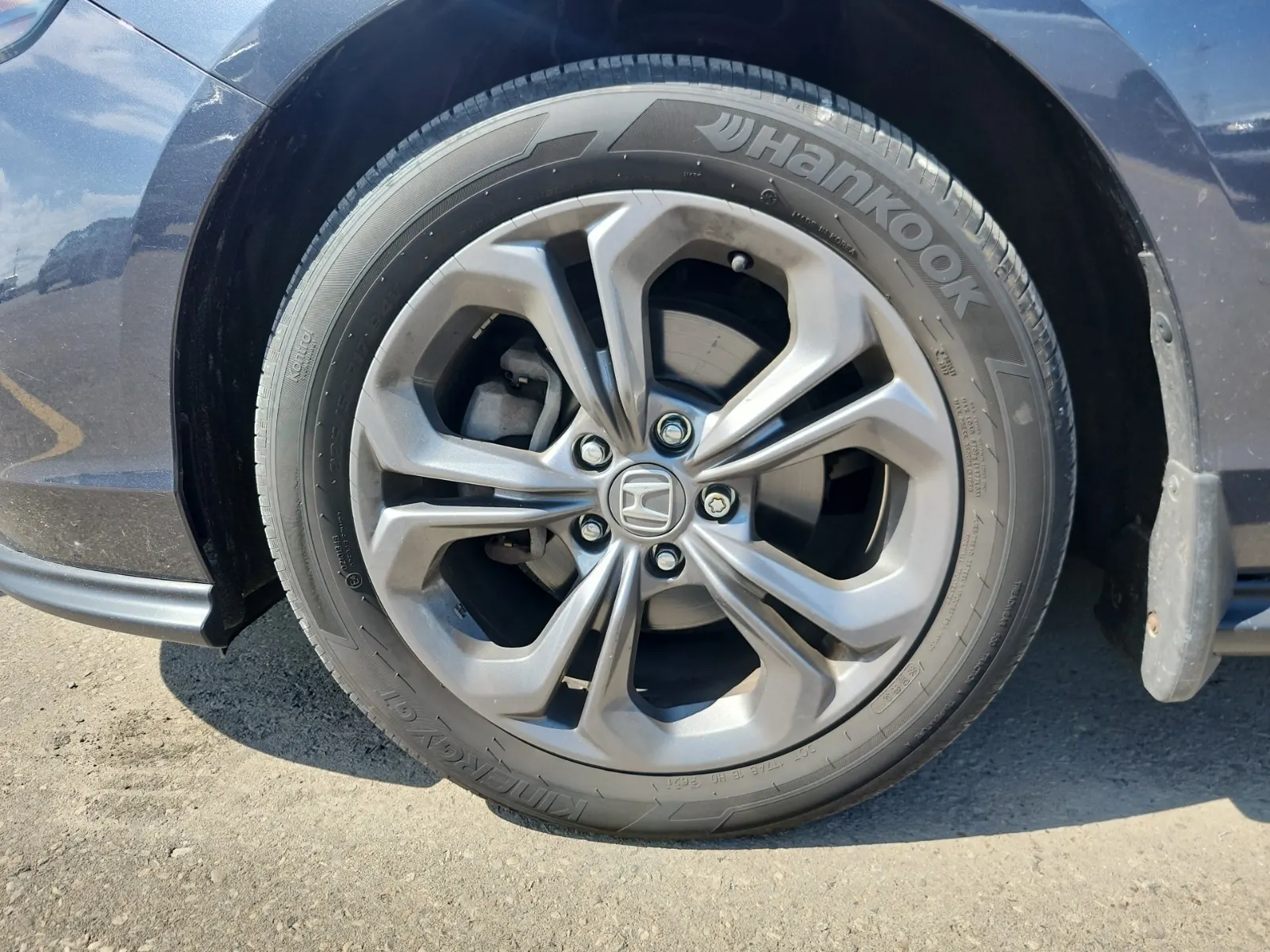 Front driver wheel/tire photo