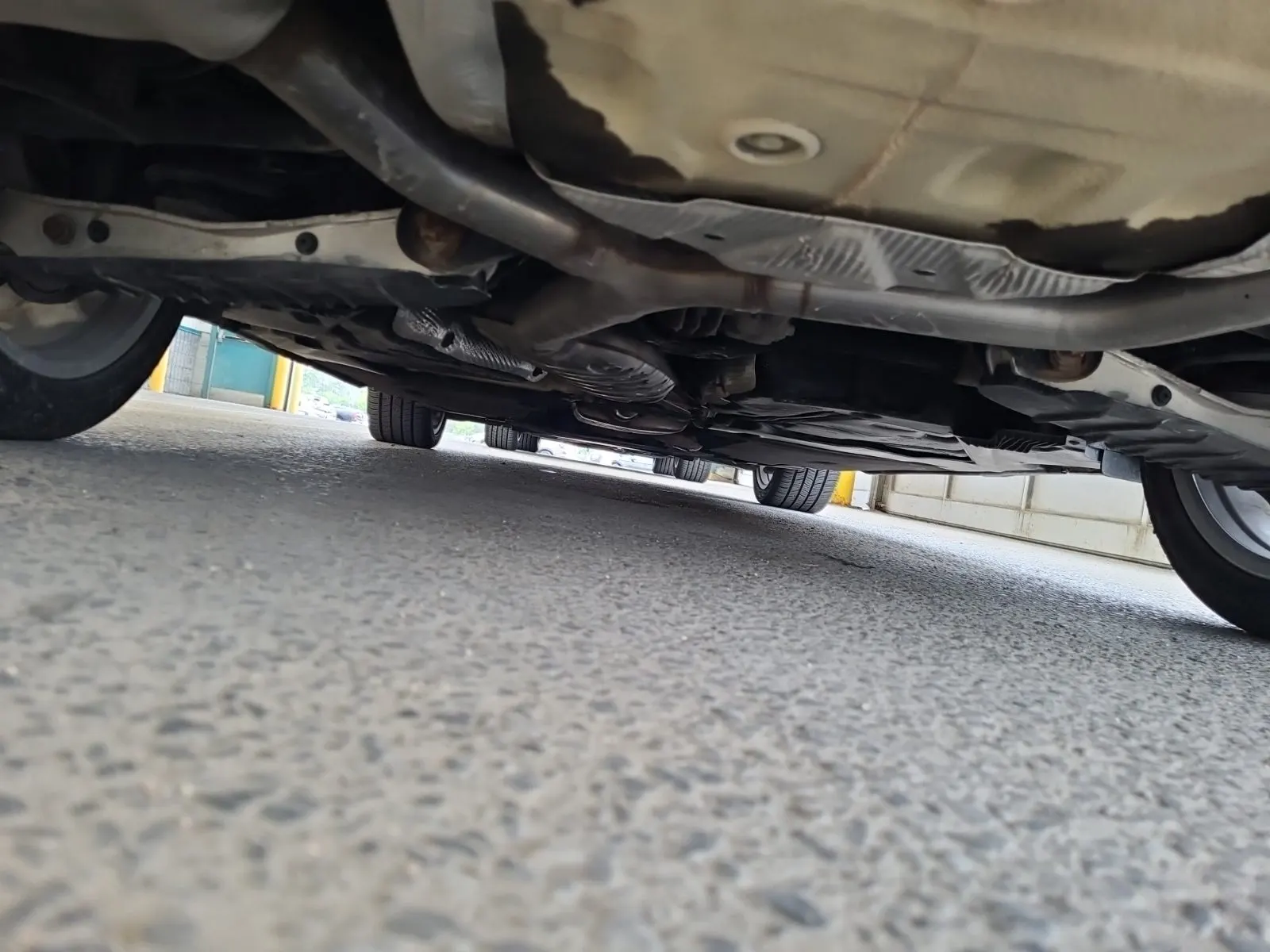 Undercarriage - Rear Photo