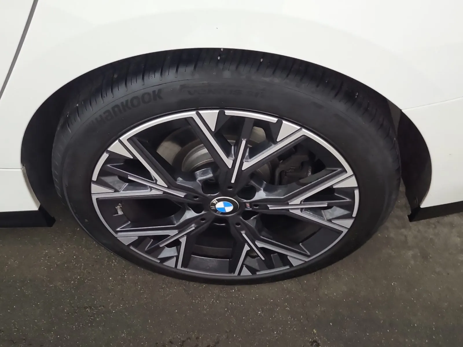 Left Rear Wheel/Tire Photo