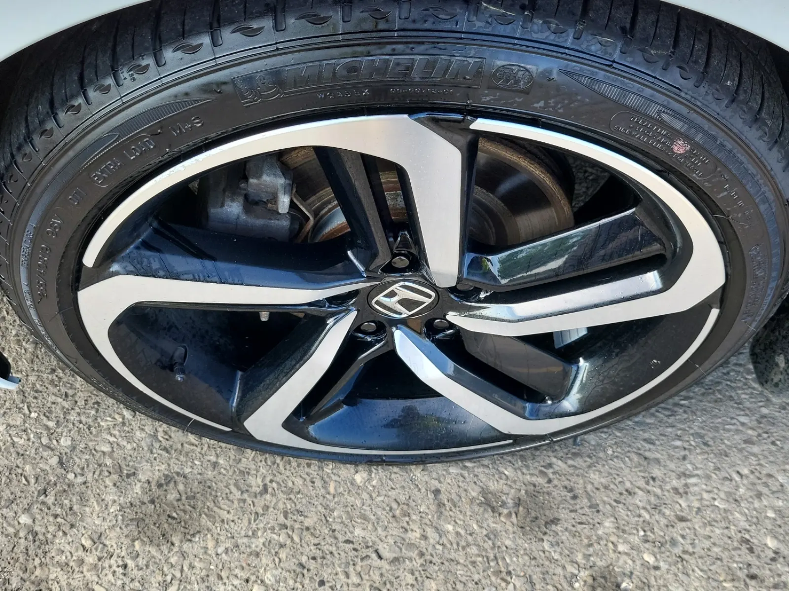 Front driver wheel/tire photo