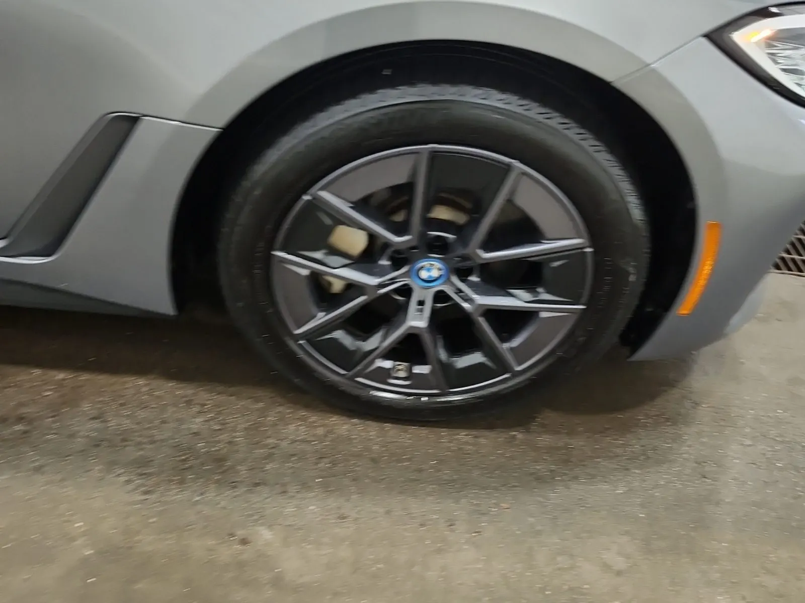 Right Front Wheel/Tire Photo