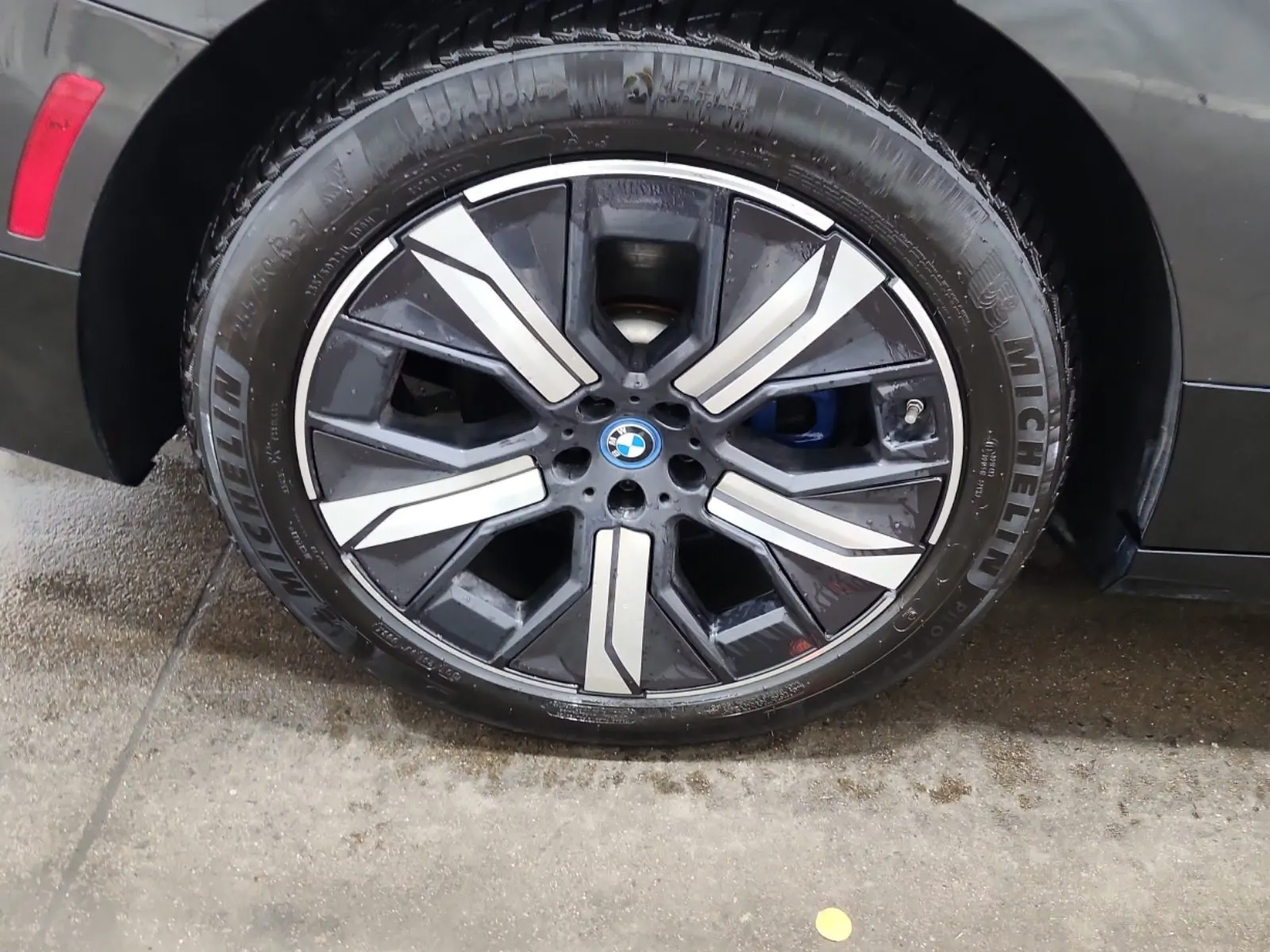 Right Rear Wheel/Tire Photo