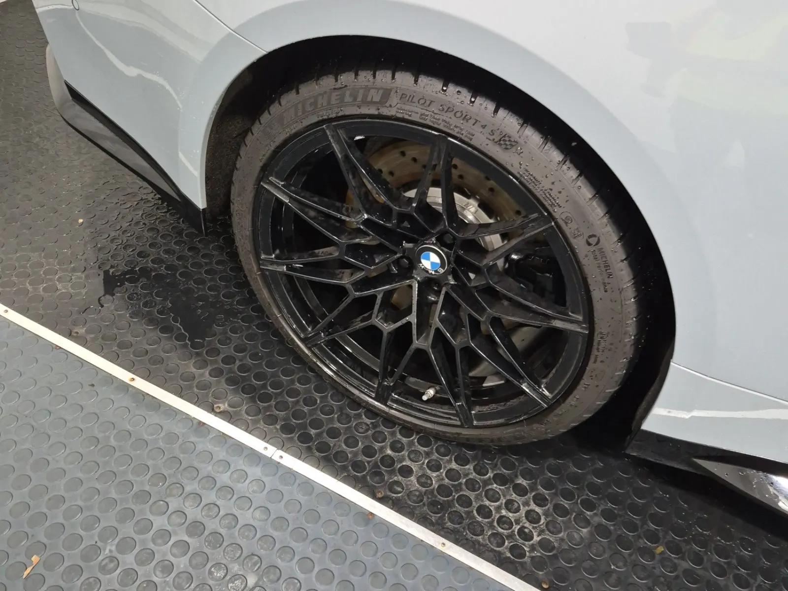 Right Rear Wheel/Tire Photo