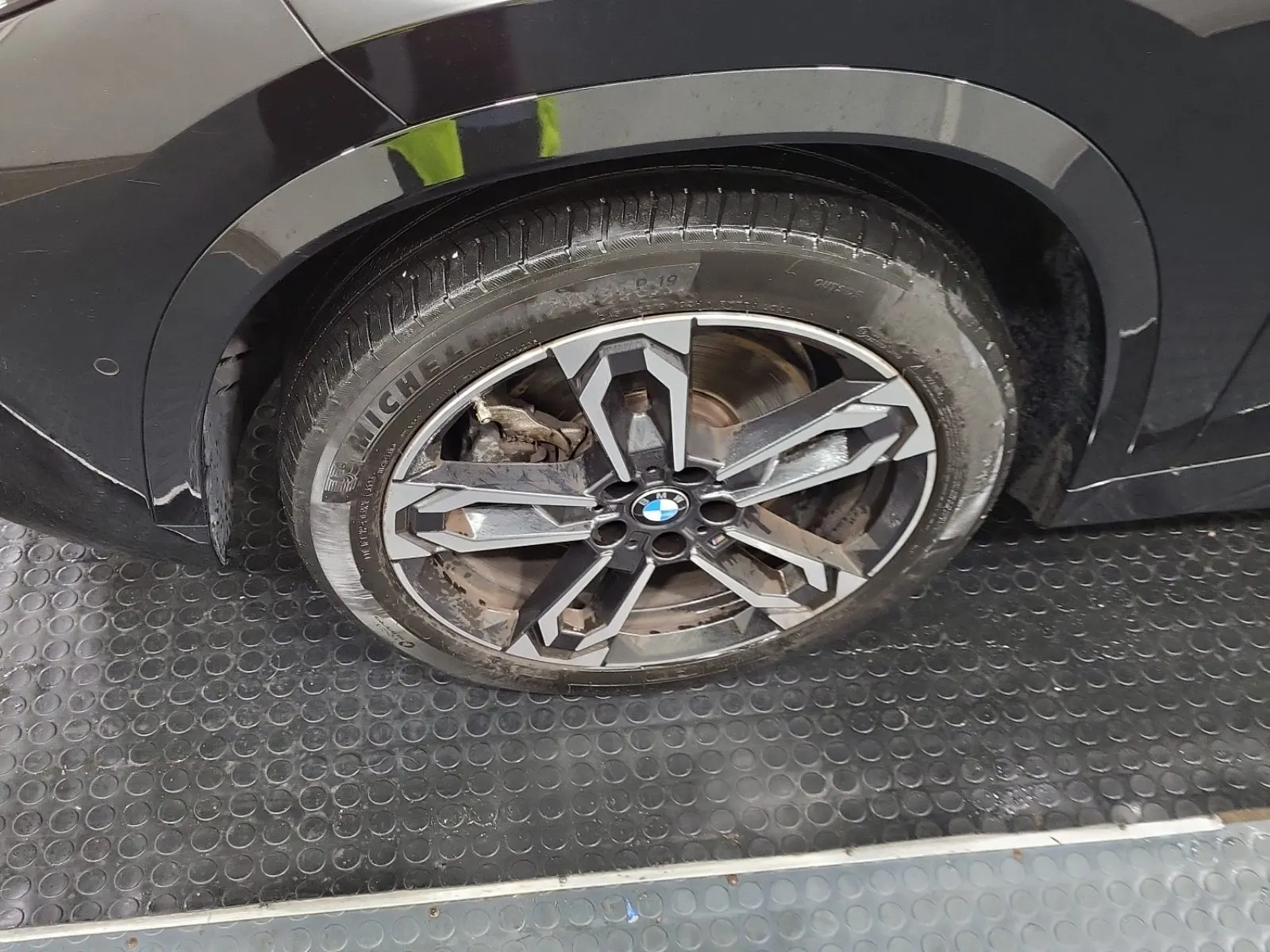 Front driver wheel/tire photo