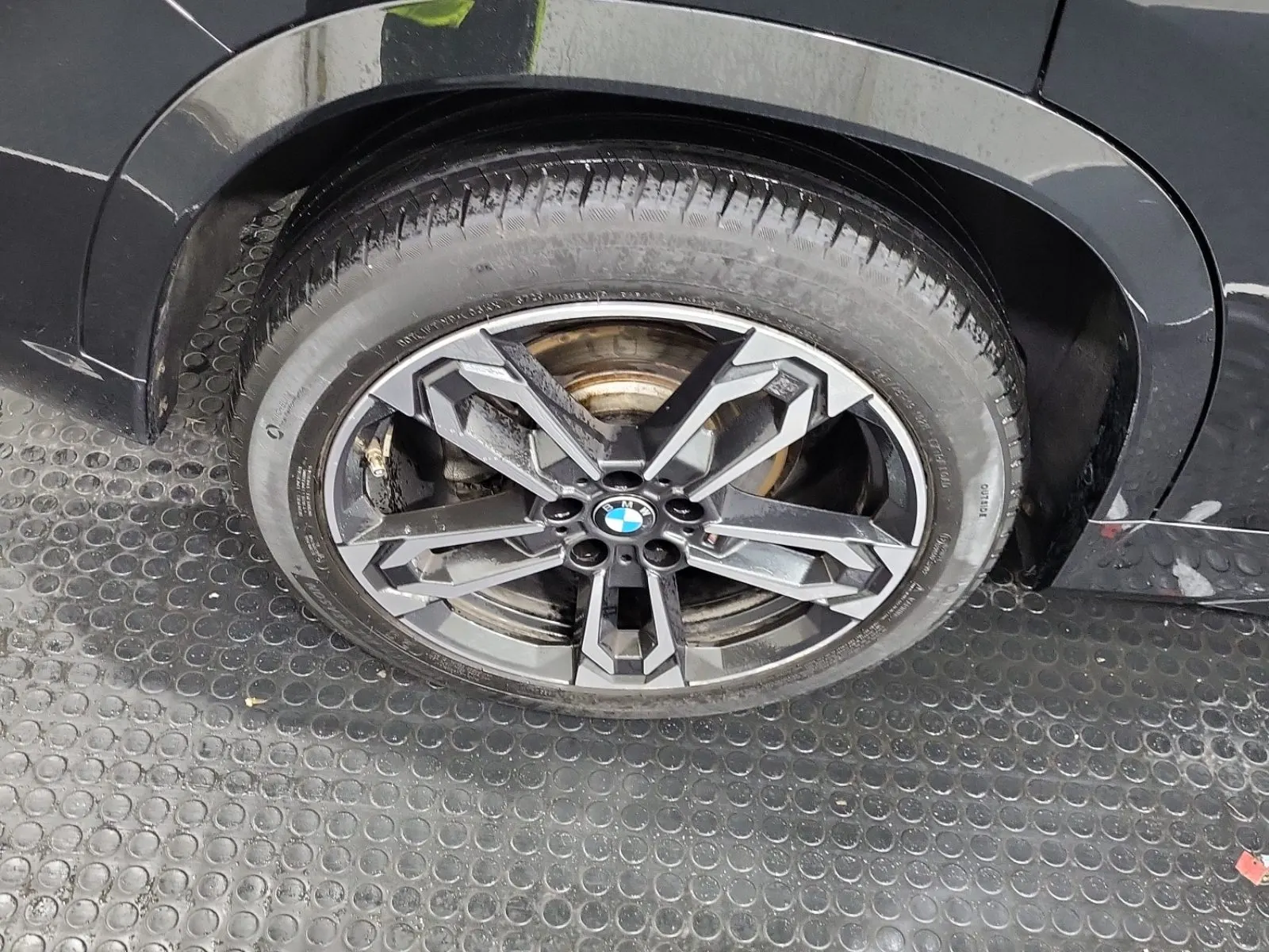 Right Rear Wheel/Tire Photo