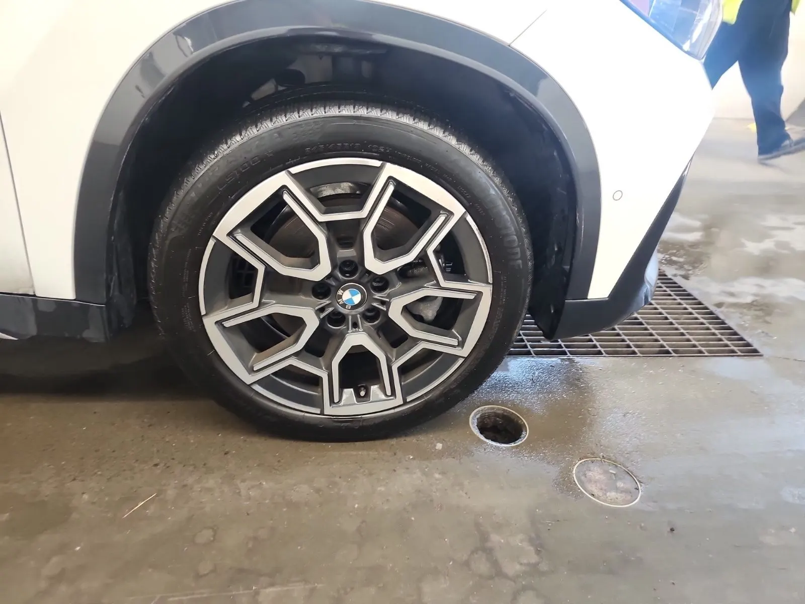 Right Front Wheel/Tire Photo