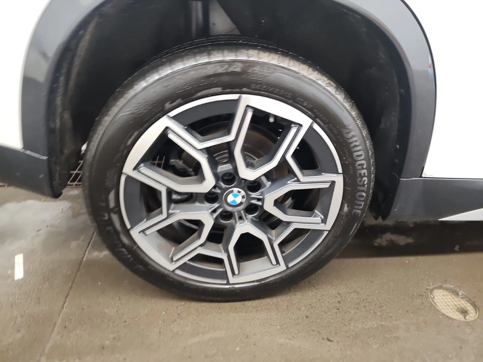 Right Rear Wheel/Tire Photo
