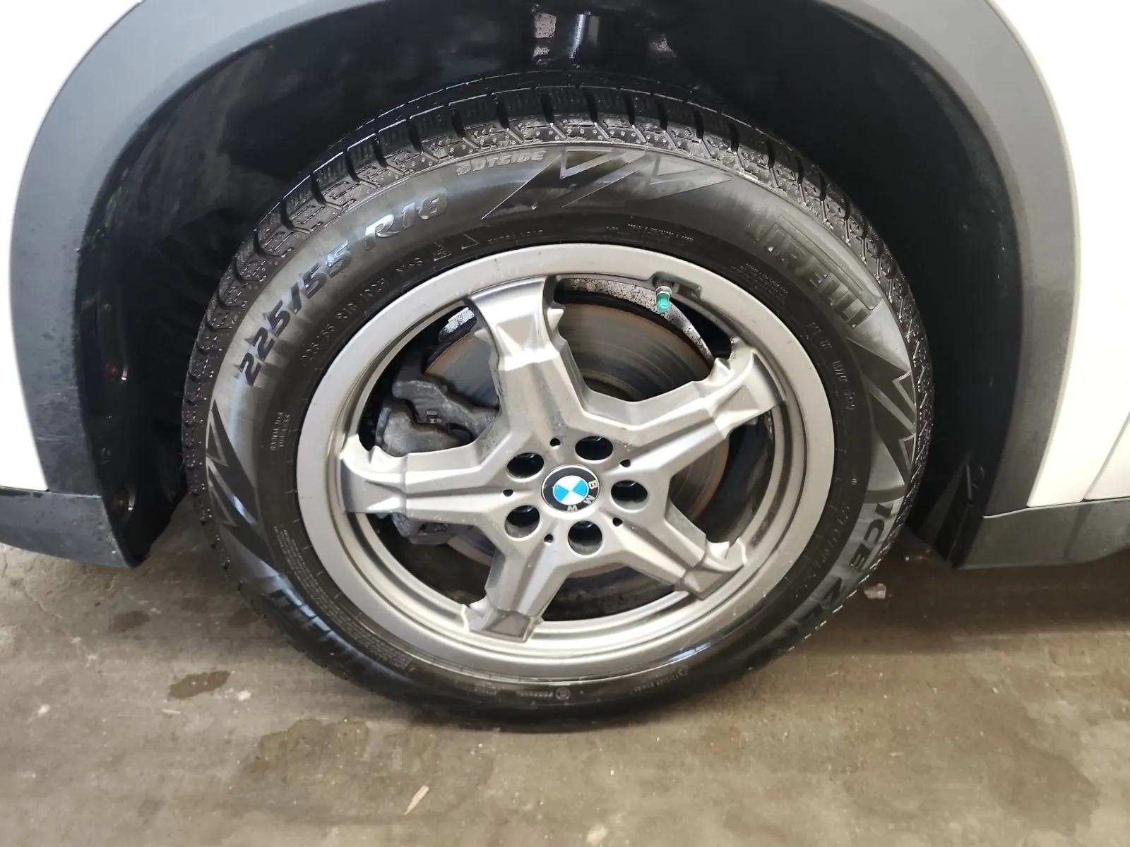 Front driver wheel/tire photo