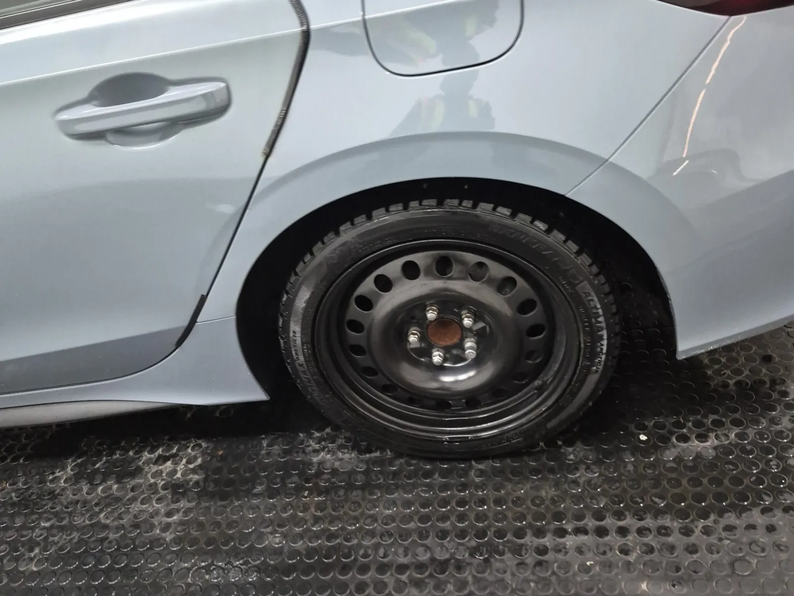 Left Rear Wheel/Tire Photo